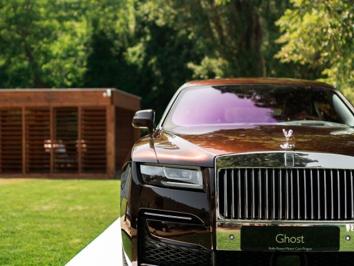 black and silver jeep grand cherokee parked on green grass field during daytime