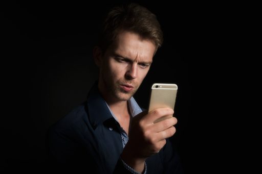 Persoon die een beleggingsapp gebruikt op een smartphone om ETF's te vergelijken