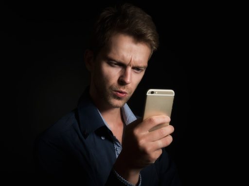 Persoon die een beleggingsapp gebruikt op een smartphone om ETF's te vergelijken