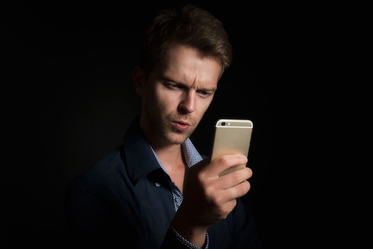 Persoon die een beleggingsapp gebruikt op een smartphone om ETF's te vergelijken