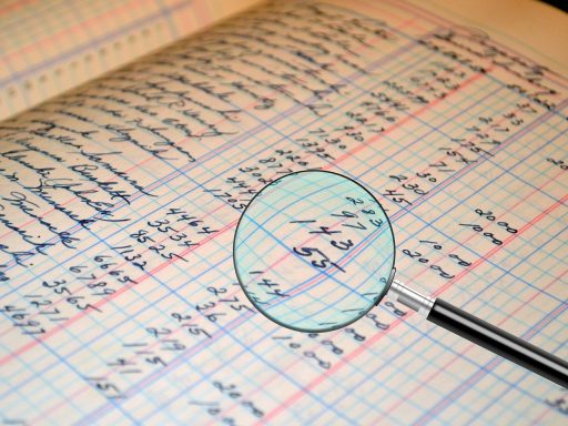Koppel dat samen financiële documenten bekijkt aan de keukentafel
