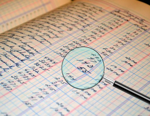 Koppel dat samen financiële documenten bekijkt aan de keukentafel