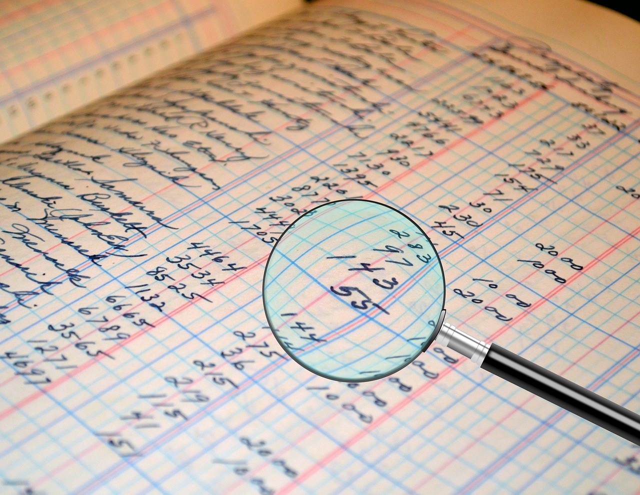 Koppel dat samen financiële documenten bekijkt aan de keukentafel
