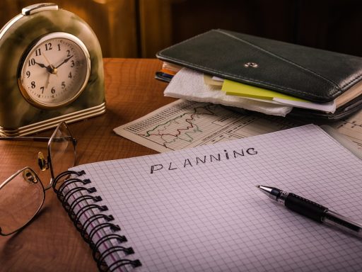 Persoon die financiële documenten doorneemt aan een bureau