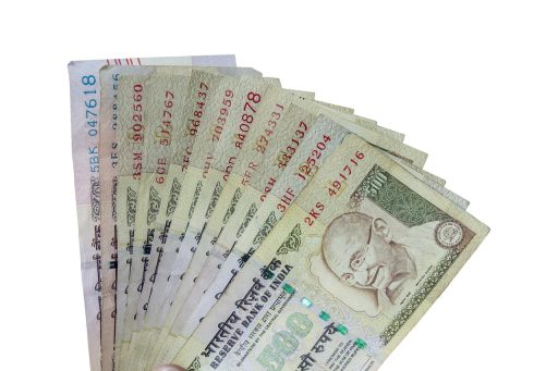 Tiener telt zijn eerste verdiende geld op tafel