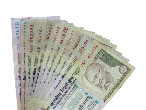 Tiener telt zijn eerste verdiende geld op tafel