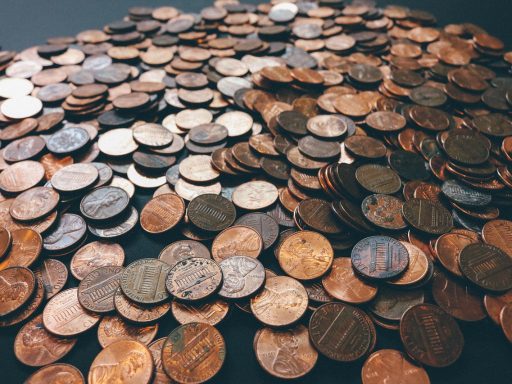 Spaarpot met munten als symbool voor spaargeld dat beschermd moet worden tegen inflatie