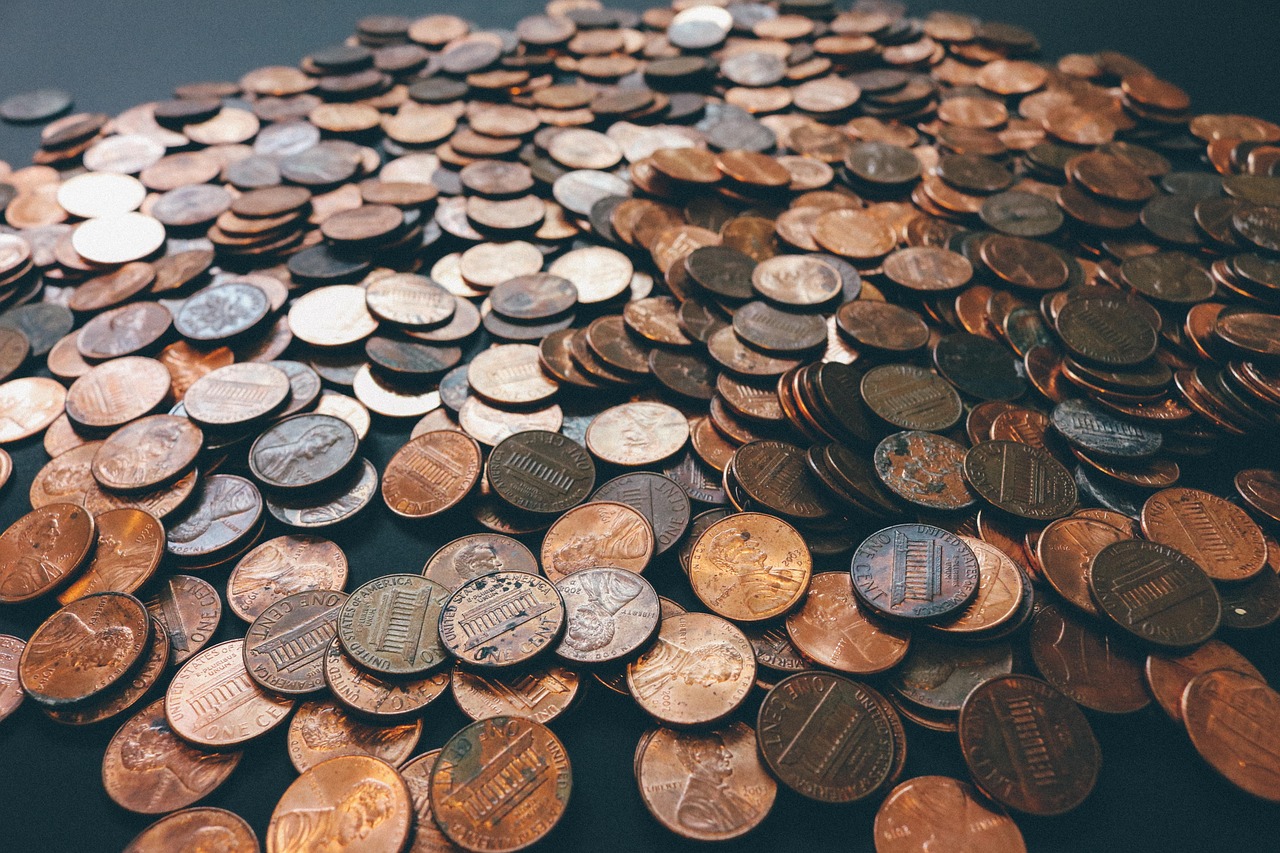 Spaarpot met munten als symbool voor spaargeld dat beschermd moet worden tegen inflatie