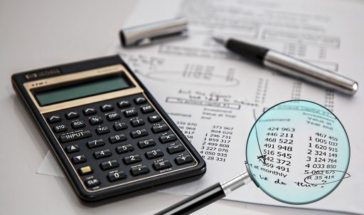Vrouw die financiële documenten doorneemt aan een bureau na een scheiding