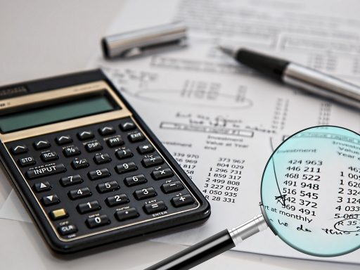 Vrouw die financiële documenten doorneemt aan een bureau na een scheiding