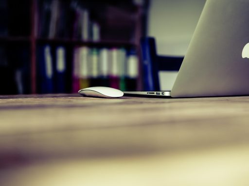 Persoon aan bureau thuis die belastingdocumenten doorneemt als zelfstandige in bijberoep
