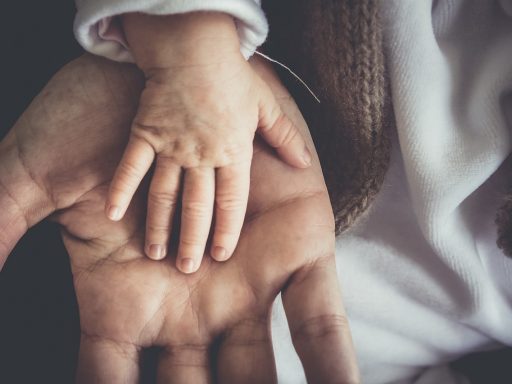 Ouder en kind bekijken samen documenten over een schenking aan tafel
