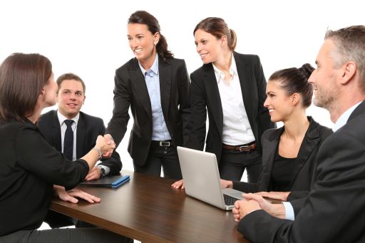 Ondernemer bespreekt duurzaamheidsplannen aan een bureau met een medewerker