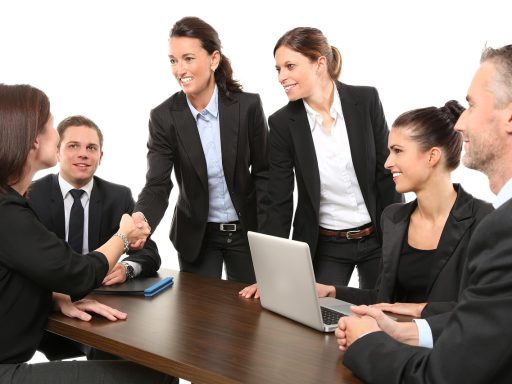 Ondernemer bespreekt duurzaamheidsplannen aan een bureau met een medewerker