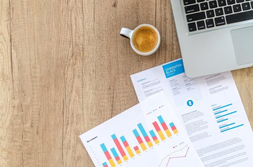 Persoon die fiscale documenten voor pensioensparen doorneemt aan een bureau