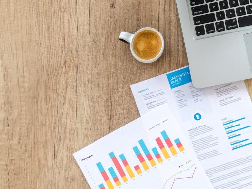 Persoon die fiscale documenten voor pensioensparen doorneemt aan een bureau