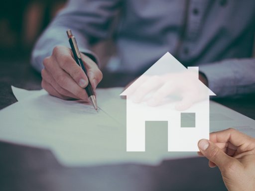 Koppel dat documenten ondertekent bij de notaris voor de aankoop van een eerste woning