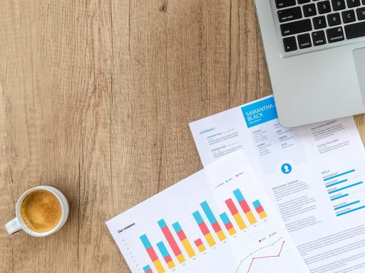 Persoon die financiële documenten bekijkt aan een bureau ter voorbereiding van een hypotheekaanvraag