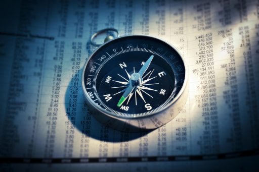 Persoon in gesprek met een financieel begeleider aan een bureau