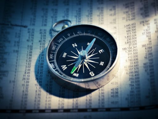 Persoon in gesprek met een financieel begeleider aan een bureau