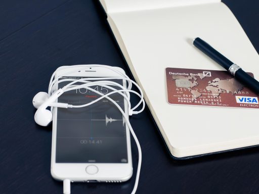 Een creditcard en portemonnee op een tafel, symbool voor bewust betalingsgedrag