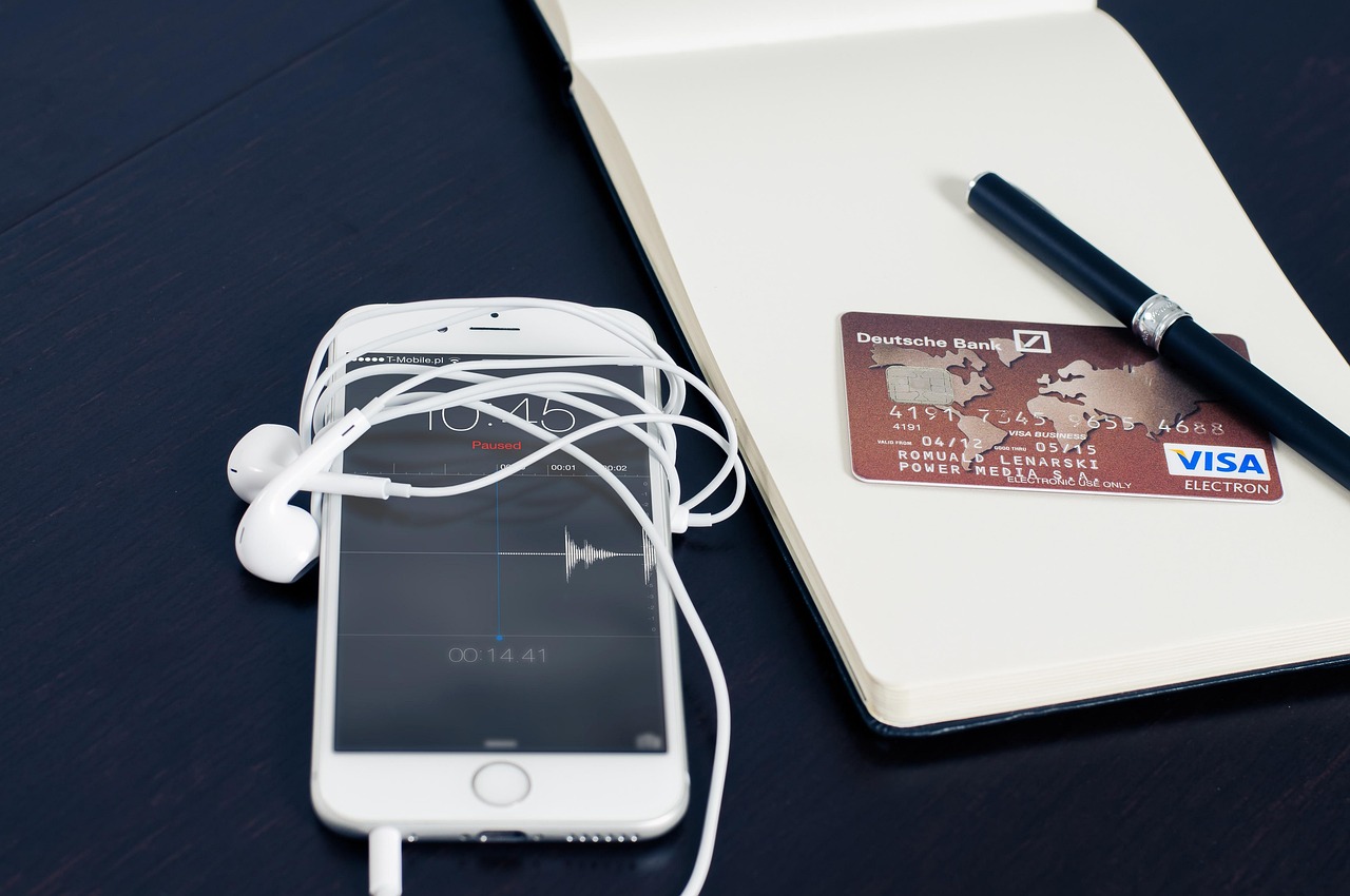 Een creditcard en portemonnee op een tafel, symbool voor bewust betalingsgedrag
