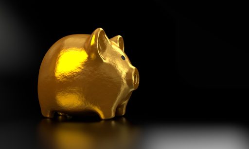 Spaarpot met munten naast een bankpas als symbool voor veilig sparen en depositogarantie