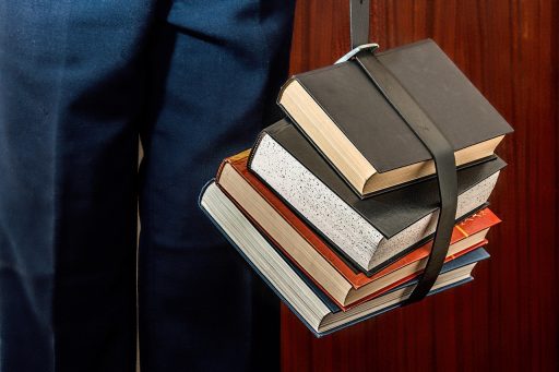 Kotstudent die dozen uitpakt in zijn nieuwe studentenkamer