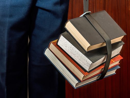 Kotstudent die dozen uitpakt in zijn nieuwe studentenkamer