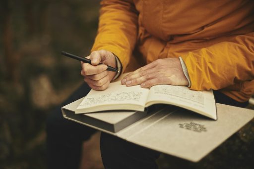 Persoon die een gemeentelijk aanslagbiljet leest aan een bureau