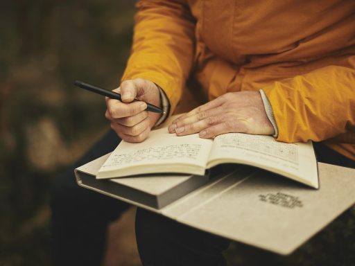 Persoon die een gemeentelijk aanslagbiljet leest aan een bureau