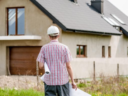 Aannemer aan het werk tijdens een verbouwing in een Belgische woning