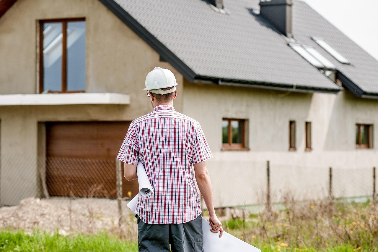 Aannemer aan het werk tijdens een verbouwing in een Belgische woning