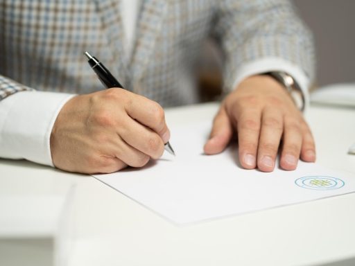 Klant tekent een financieringscontract bij een Belgische retailer