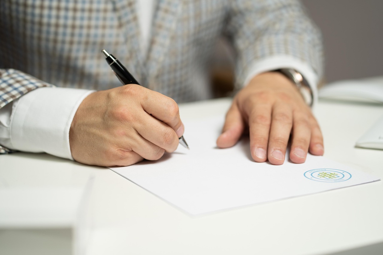 Klant tekent een financieringscontract bij een Belgische retailer