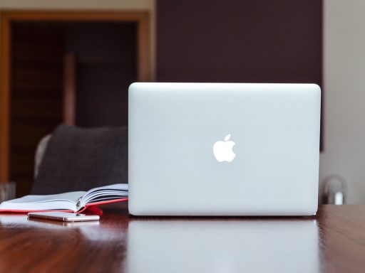 Refurbished laptop op een bureau in een thuiskantoor