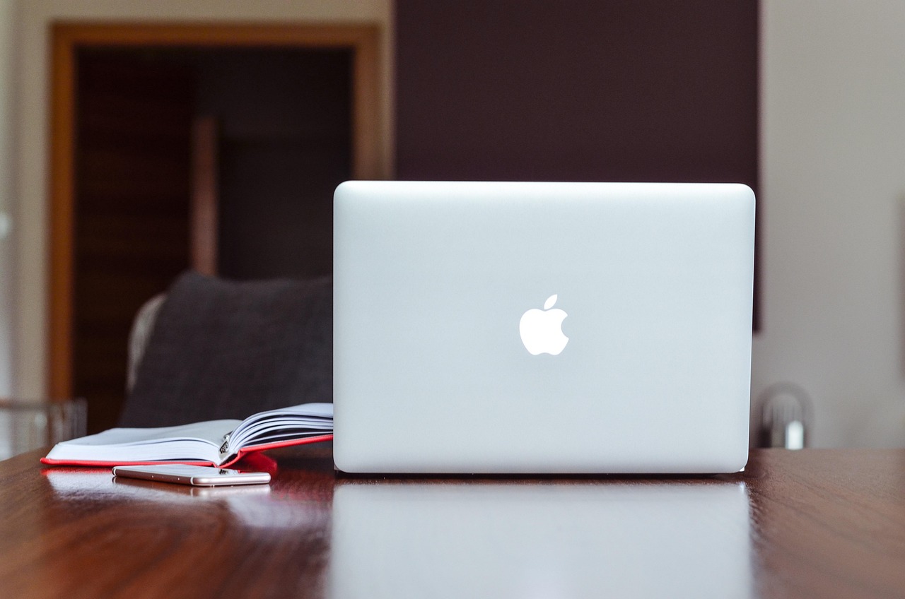Refurbished laptop op een bureau in een thuiskantoor