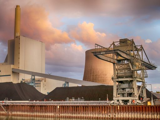 Industriële schoorsteen met uitstoot in een Belgische productiezone