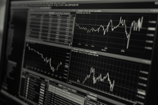 Zelfstandige die financiële grafieken en cijfers bekijkt aan een bureau