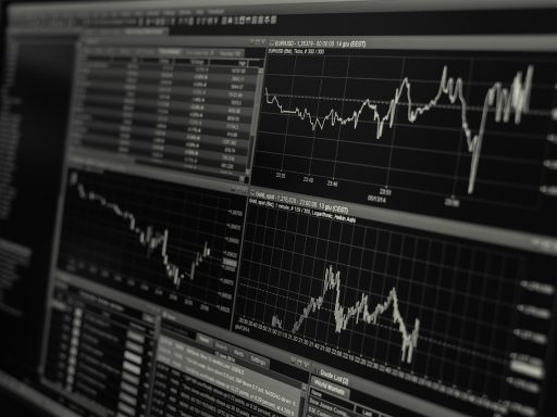 Zelfstandige die financiële grafieken en cijfers bekijkt aan een bureau