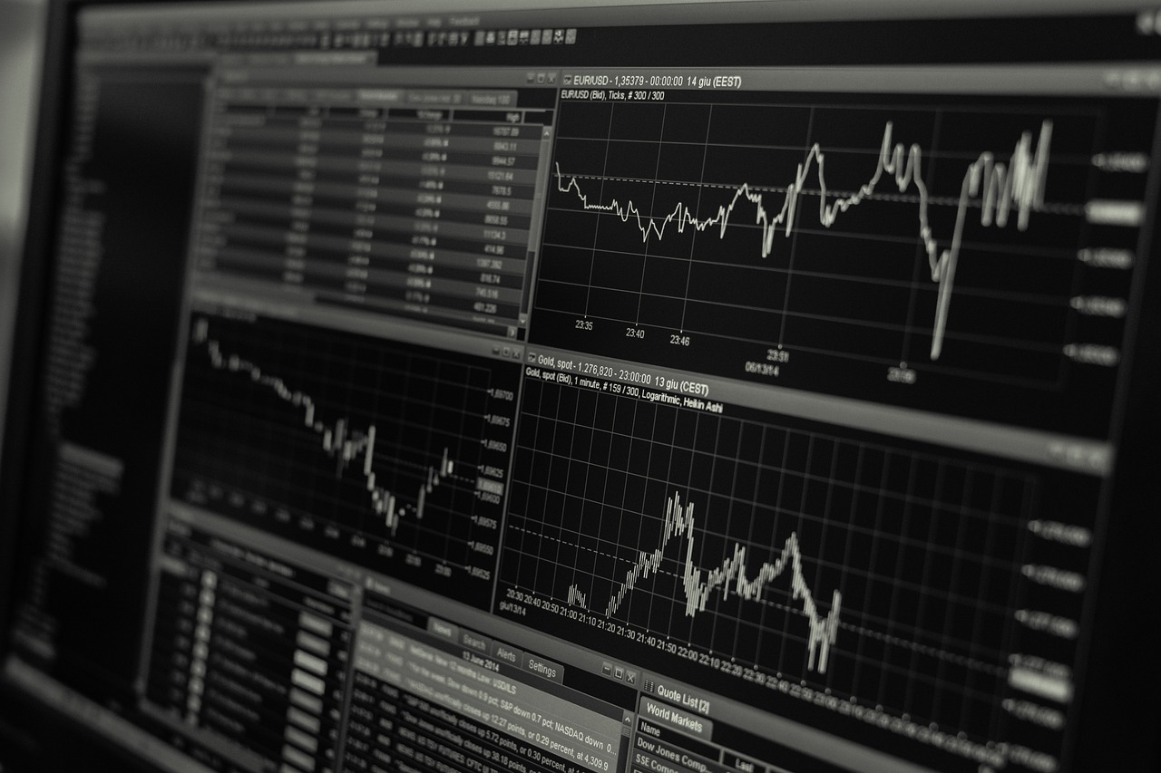 Zelfstandige die financiële grafieken en cijfers bekijkt aan een bureau