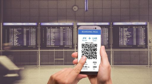 Instapkaart en vliegtuig op de luchthaven