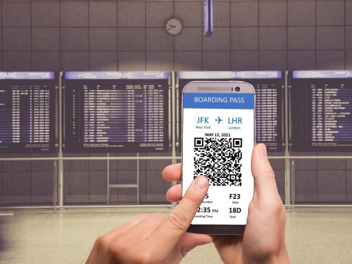 Instapkaart en vliegtuig op de luchthaven