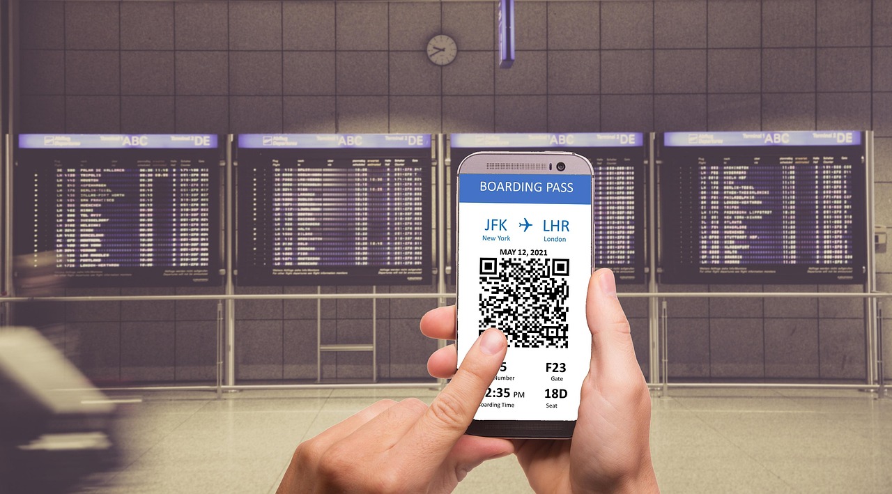 Instapkaart en vliegtuig op de luchthaven