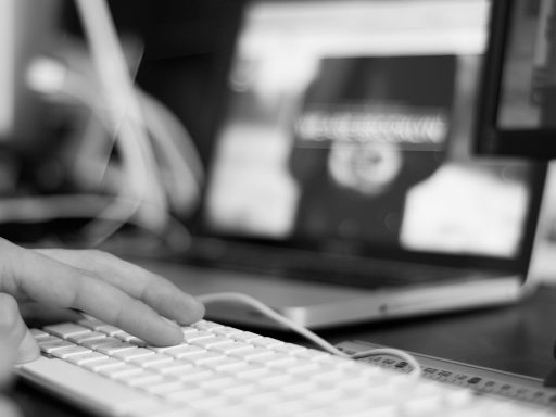 Zelfstandige die financiële data bekijkt op een laptop tijdens een kredietaanvraag