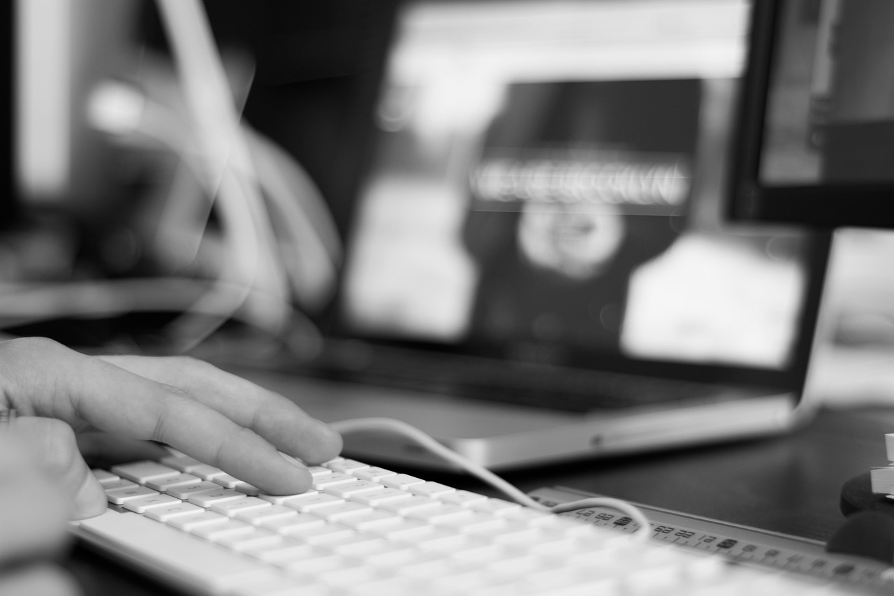 Zelfstandige die financiële data bekijkt op een laptop tijdens een kredietaanvraag