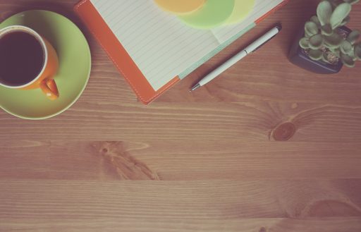Zelfstandige die zijn financiën en pensioenopbouw berekent aan zijn bureau