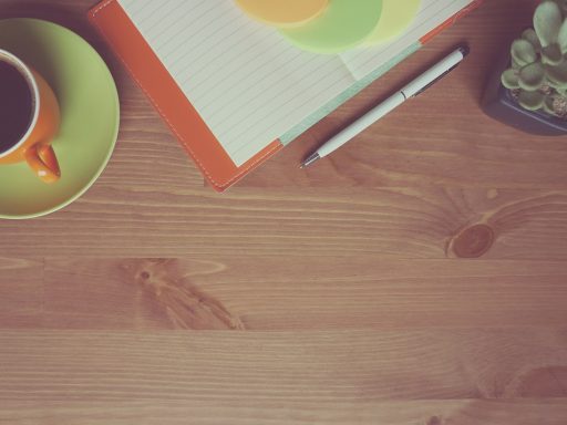 Zelfstandige die zijn financiën en pensioenopbouw berekent aan zijn bureau