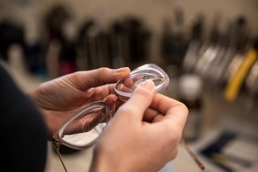 Jong kind dat een bril past bij de opticien