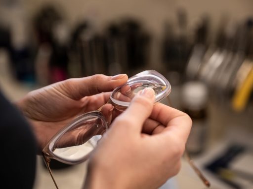 Jong kind dat een bril past bij de opticien